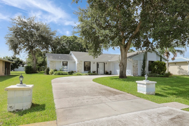 view of front of home featuring a front lawn