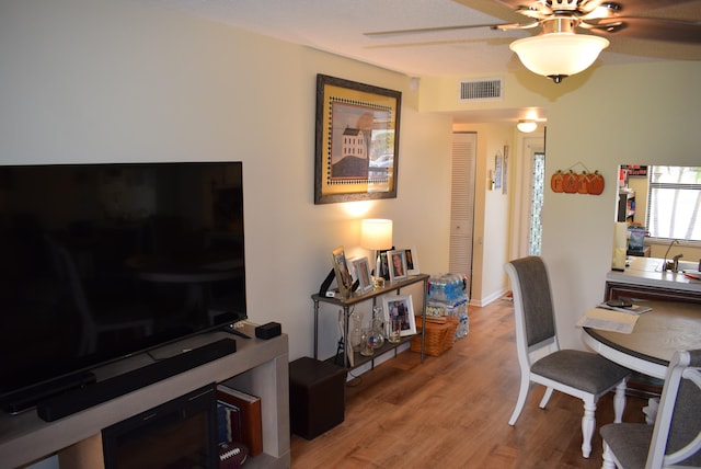 office area with light hardwood / wood-style flooring and ceiling fan