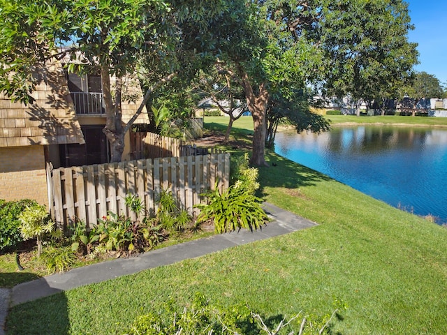 view of yard featuring a water view