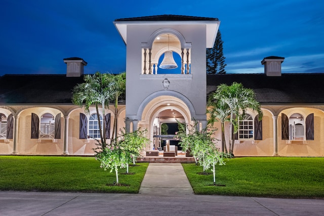 view of front of home featuring a lawn