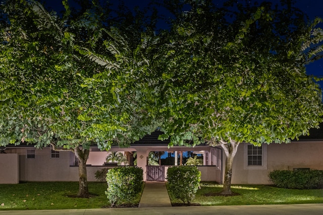 view of front of home with a front lawn