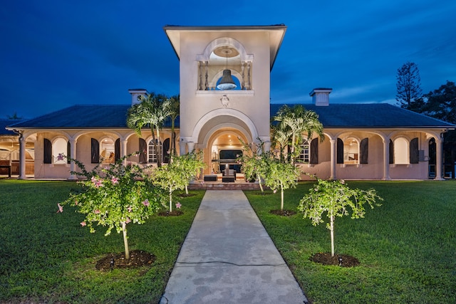 view of front of house featuring a lawn