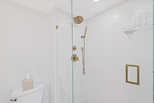 bathroom with toilet and tiled shower