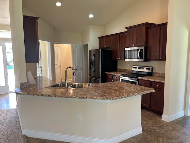 kitchen with sink, kitchen peninsula, stainless steel appliances, dark brown cabinetry, and lofted ceiling