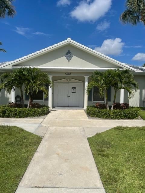 view of front of home with a front lawn