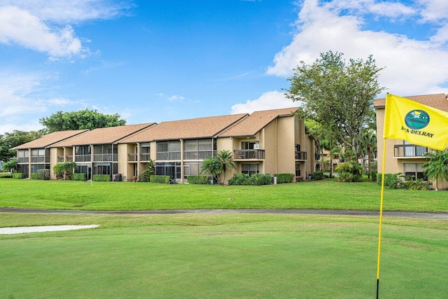 view of property's community featuring a lawn