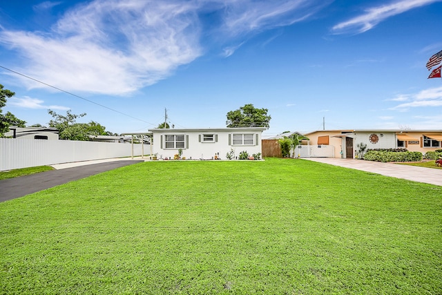 view of front of home featuring a front lawn