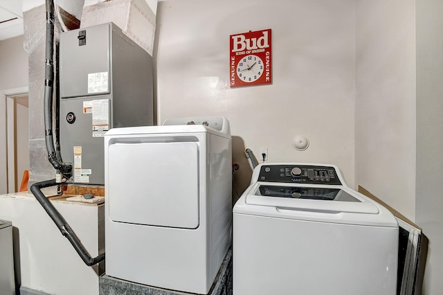 laundry room featuring washer and clothes dryer