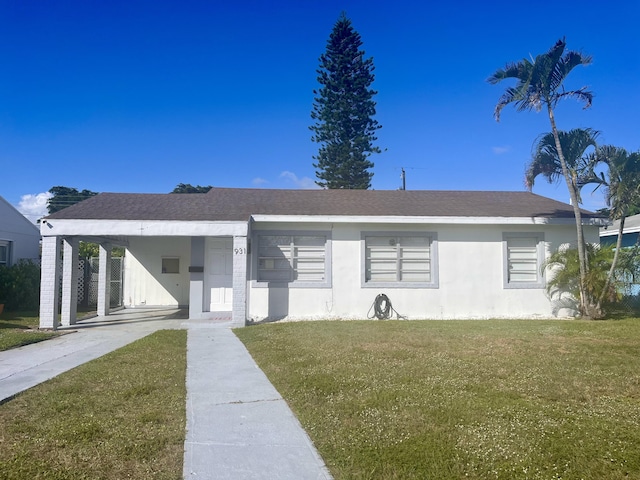 view of front of property featuring a front yard and a carport