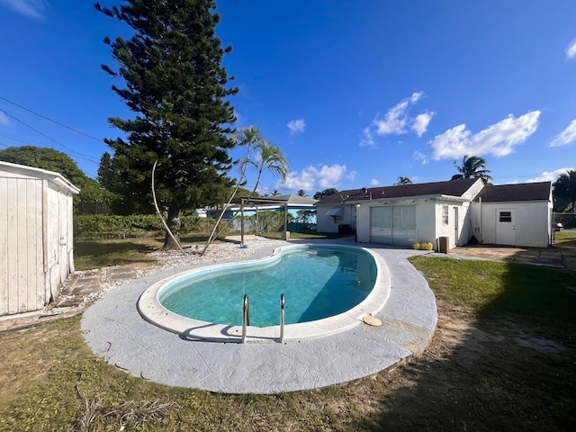 view of swimming pool