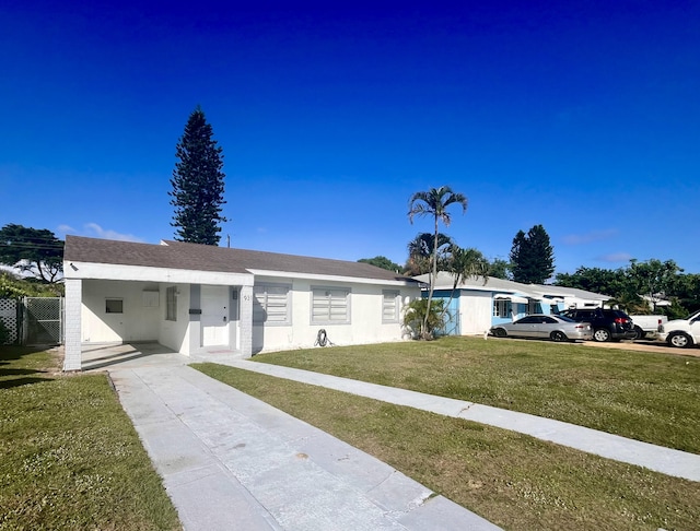 single story home featuring a front lawn