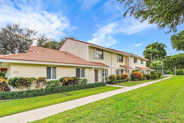 view of front of property featuring a front yard