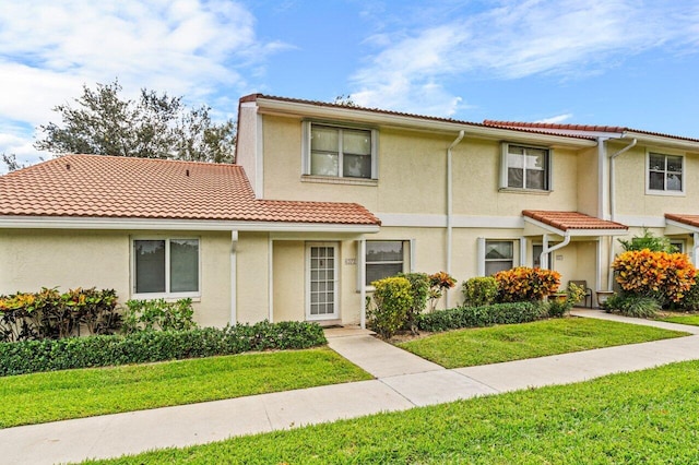 view of front facade with a front lawn