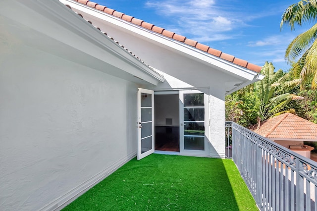 930 N Parkside Cir N, Boca Raton, FL 33486 - view of yard featuring a balcony