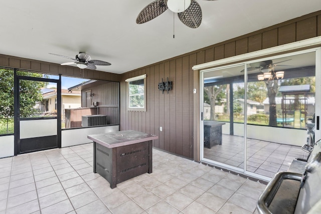 sunroom with ceiling fan