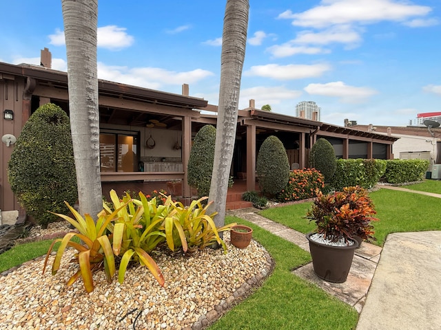 view of front facade featuring a front yard