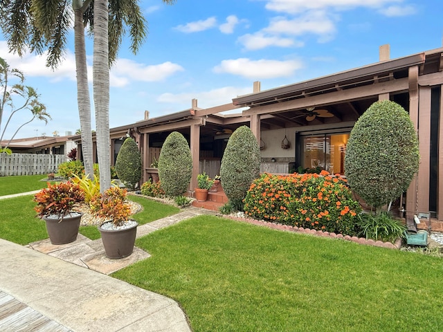 view of front of home featuring ceiling fan and a front lawn