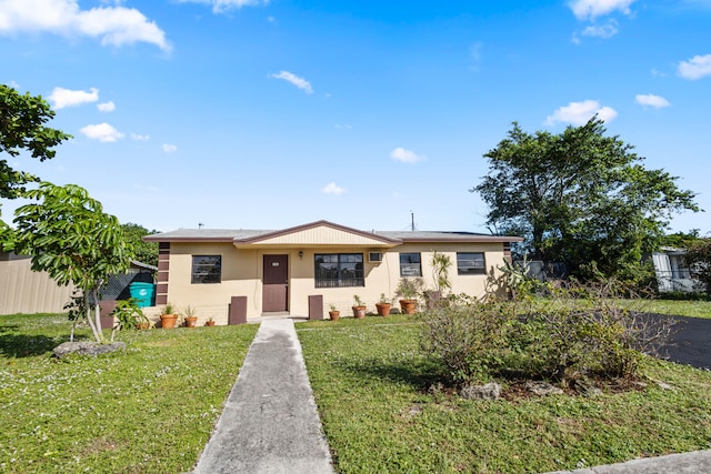 view of front of house featuring a front yard