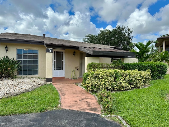 view of front of house featuring a front lawn