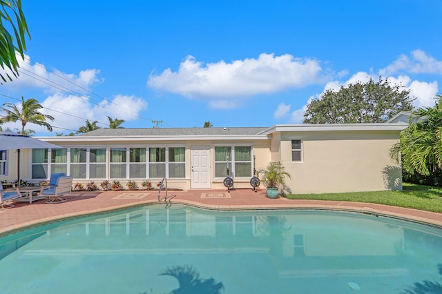 view of swimming pool featuring a patio