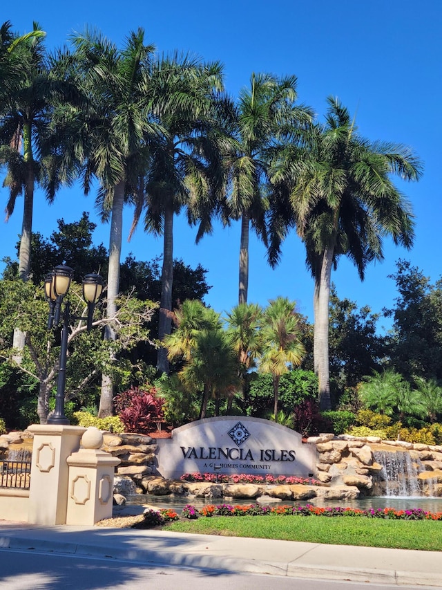 view of community / neighborhood sign