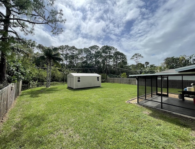 view of yard featuring a storage shed