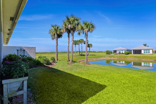 view of yard featuring a water view