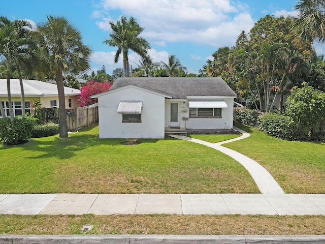 view of front of house featuring a front lawn