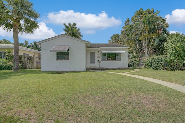 view of front of property featuring a front lawn