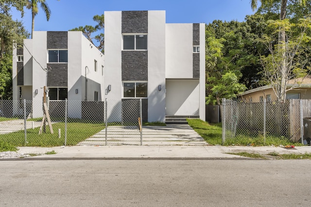 view of front of house featuring a front yard