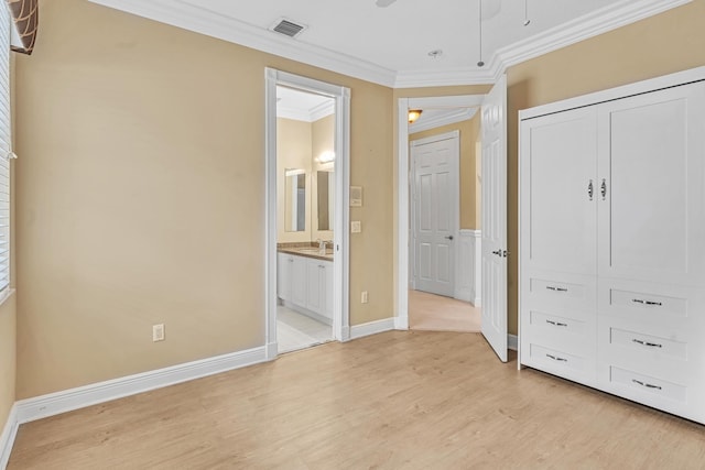 unfurnished bedroom with ensuite bathroom, sink, ceiling fan, crown molding, and light hardwood / wood-style flooring