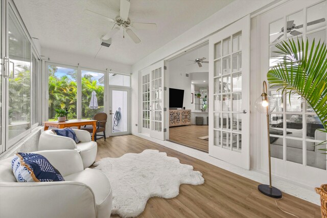 sunroom / solarium with a ceiling fan