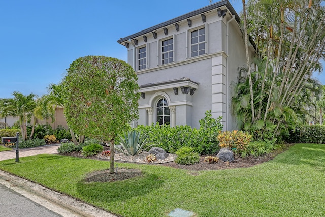 view of front facade featuring a front yard