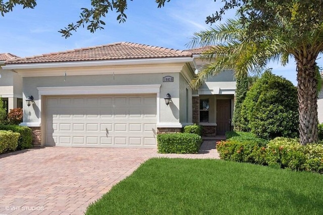 view of front facade featuring a garage