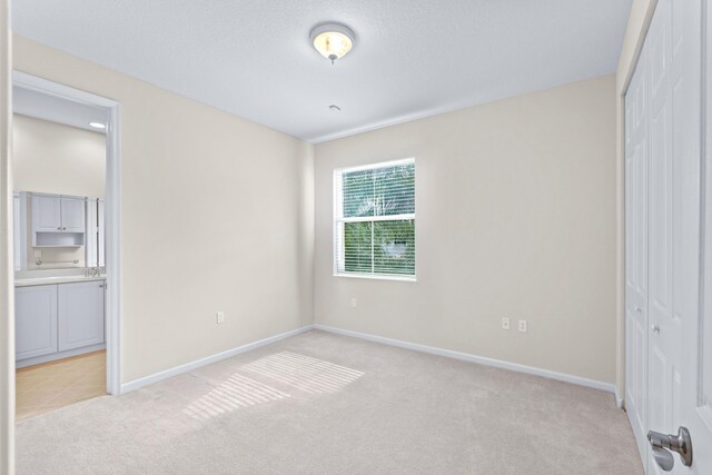 empty room featuring light tile patterned floors