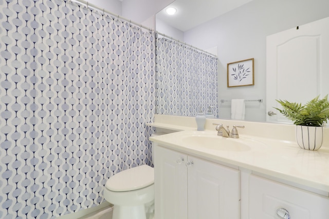 bathroom with a shower with curtain, vanity, and toilet