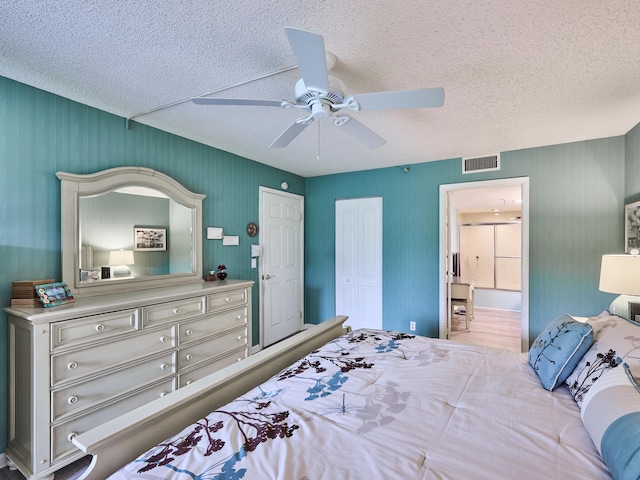 bedroom featuring ceiling fan and a textured ceiling