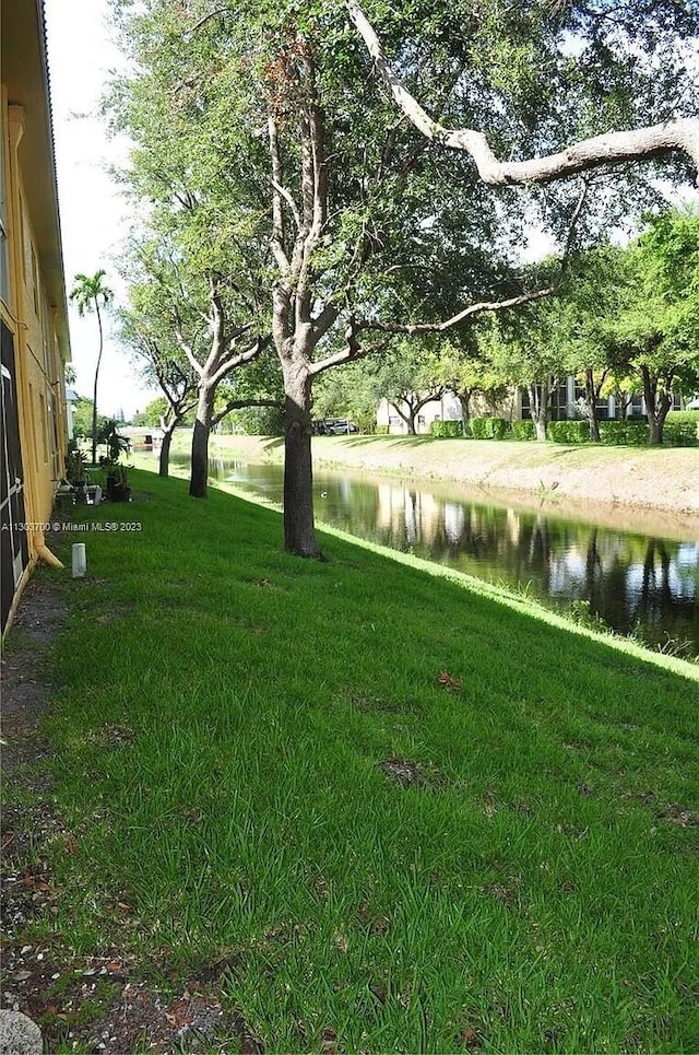 view of yard featuring a water view