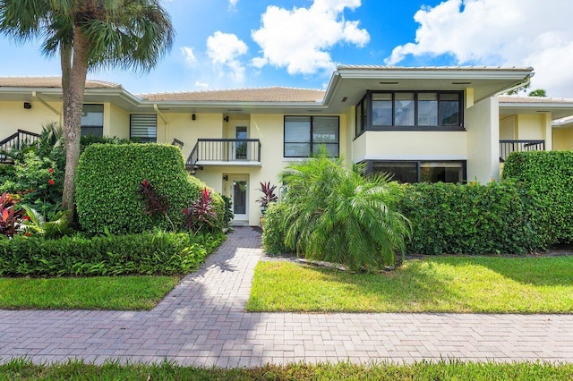 view of front of property featuring a balcony