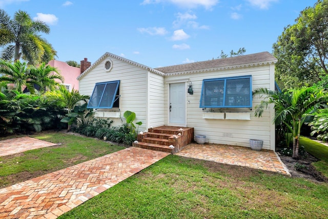 view of front facade featuring a front yard