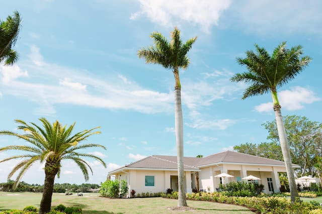 view of front of home featuring a front yard