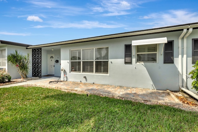 single story home with a front yard