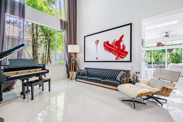 sitting room with ceiling fan