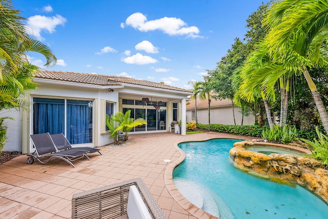 view of swimming pool featuring an in ground hot tub, grilling area, a patio, and ceiling fan