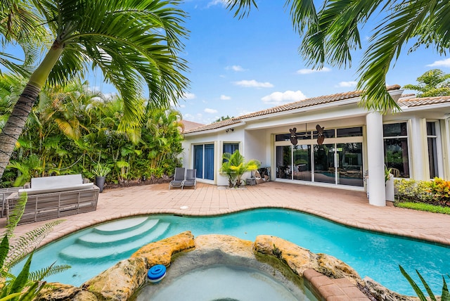 view of pool with a patio, an in ground hot tub, an outdoor hangout area, and ceiling fan