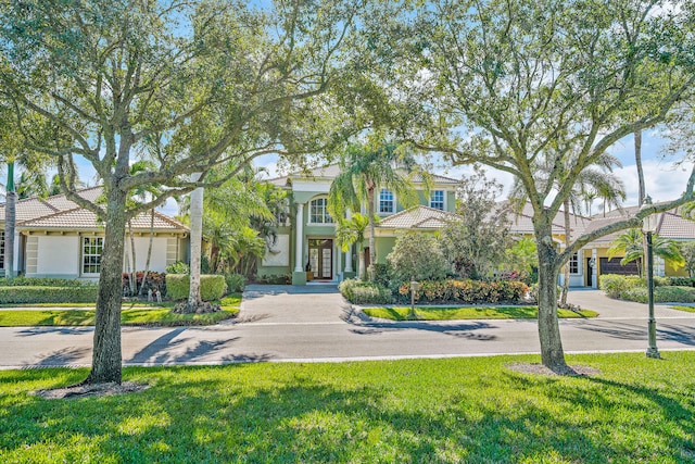 view of front of property featuring a front lawn