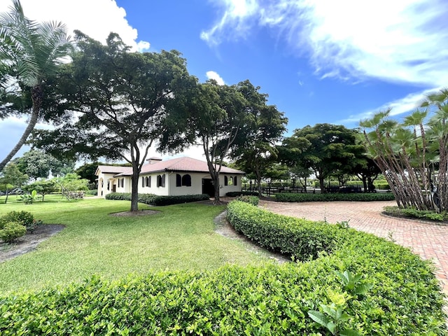 view of front of property featuring a front yard