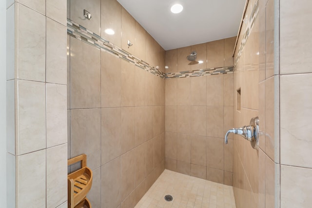 bathroom featuring a tile shower