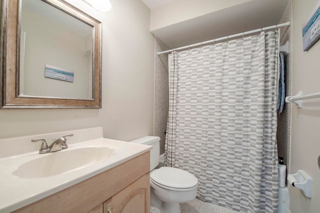 bathroom featuring a shower with shower curtain, vanity, and toilet