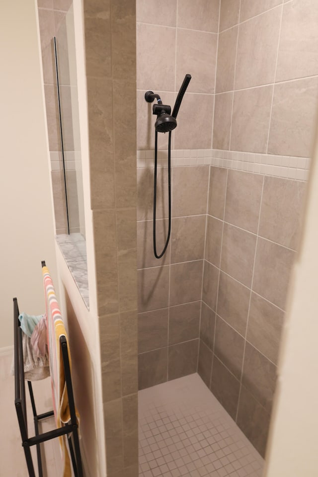 bathroom featuring tiled shower